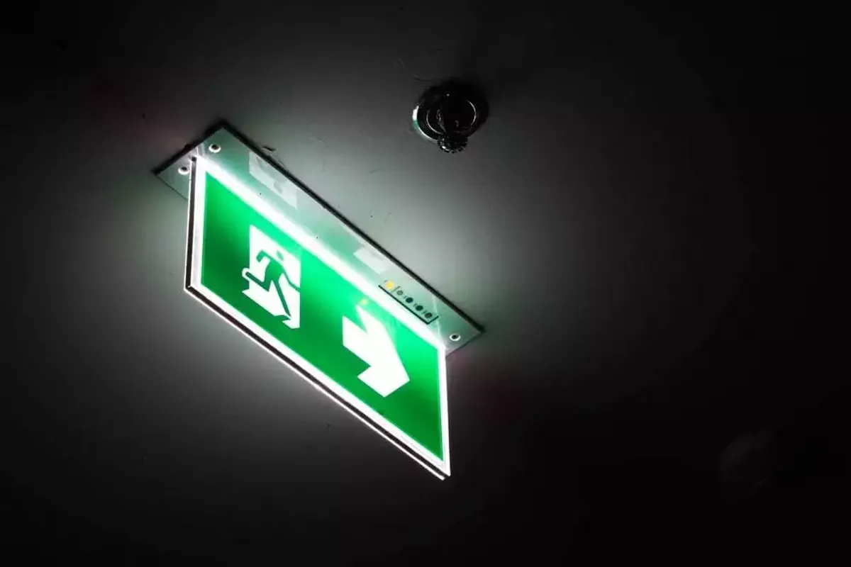 Emergency lighting installation in a commercial corridor